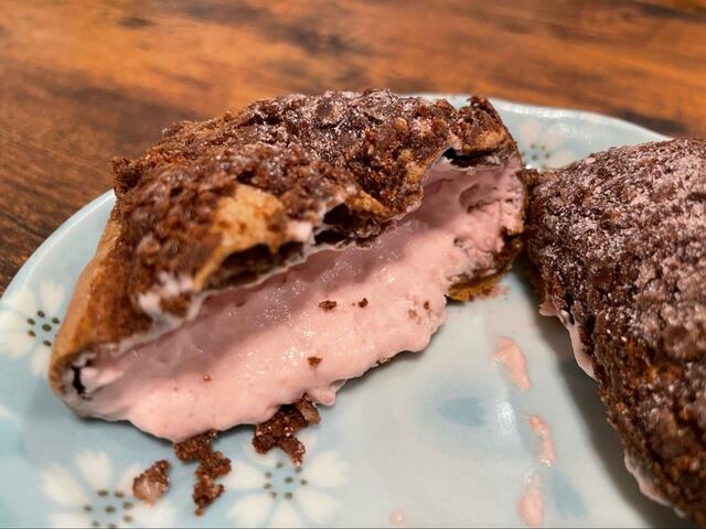 【セブン−イレブン 苺クリームのチョコっとリラックシュー】クリームはやさしいピンク色です