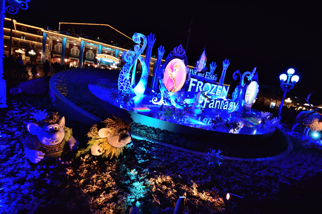トロールたちもライトアップされています ©Disney