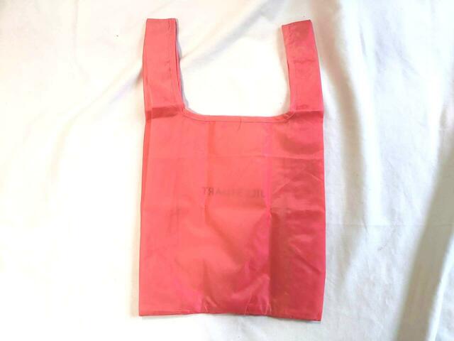 裏面はシンプルな無地