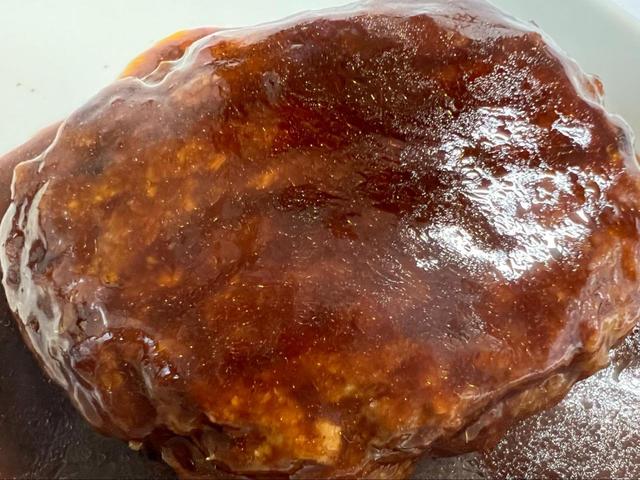 【セブン-イレブン 金のハンバーグ】ソースが輝いていておいしそう