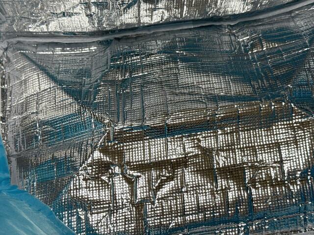 内側はアルミ生地で、保冷機能付き