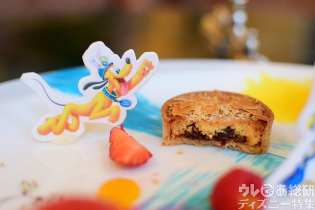 ザクザクの食感がたまらない、アーモンドとレーズンのタルト（右）