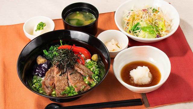 出汁醤油で食べるステーキ丼(味噌汁、漬物、ミニサラダ、豆腐小鉢付き)