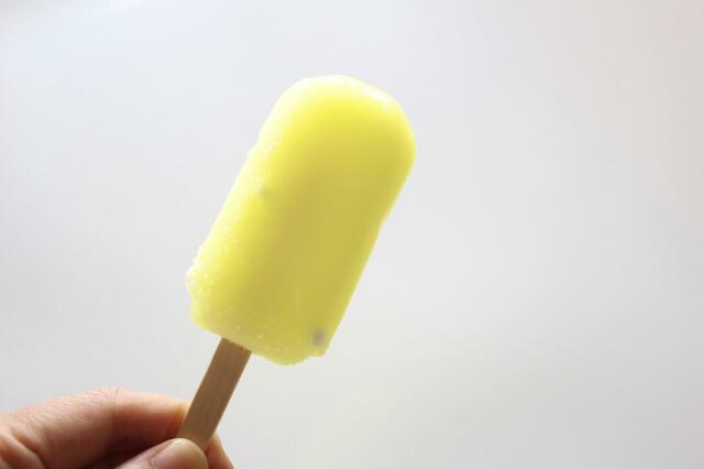【ロピア　アンディコ　衝撃レモンアイスバー　6本228円】中には粒ラムネ入り