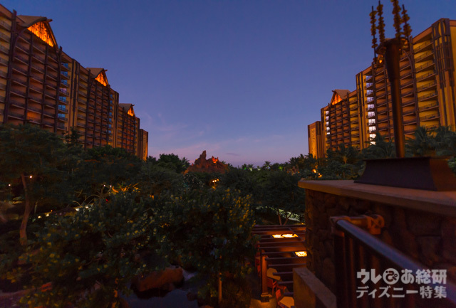 ロビー「マカアラ」前のテラスから眺める夕景｜アウラニ・ディズニー・リゾート & スパ コオリナ・ハワイ