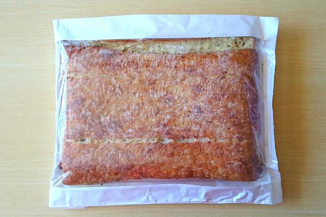 【コストコ　ガーリックブレッド　1個　1180円】大ぶりな板状のパンで、ガーリックバターをサンド