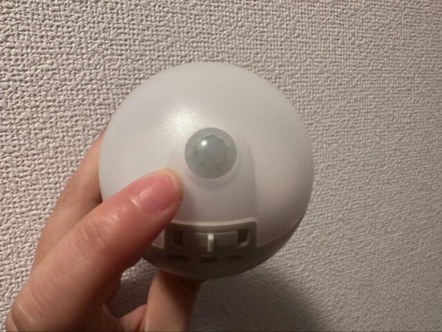 【ニトリ　電池式センサーライト(マンマル ペールグレー)】センサーはココ