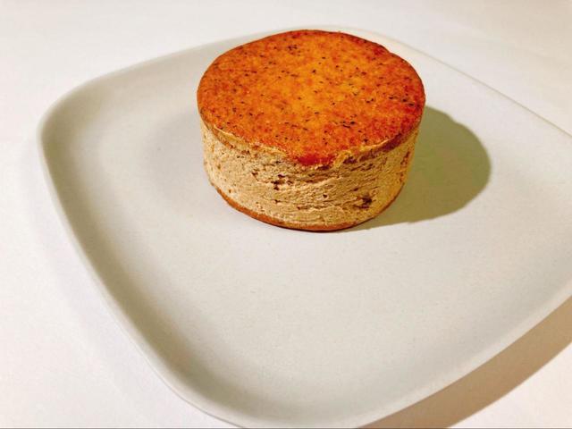 【ファミリーマート　バタービスケットサンド　紅茶】クッキーにもクリームにも紅茶が練り込まれています