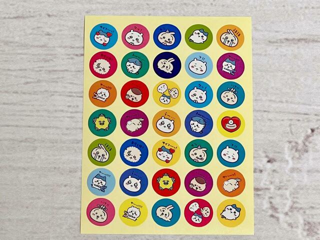 【ちいかわ100円雑貨】ビビッドカラー基調のデザイン