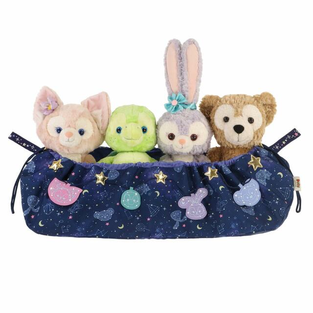 ぬいぐるみ用ディスプレイバッグ 5,400円｜サイズ：（本体）高さ約29×幅約94×マチ約15cm ※ぬいぐるみ本体は別売りです｜「ダッフィー＆フレンズのサマーナイト・メロディー」スペシャルグッズ｜東京ディズニーリゾート40周年“ドリームゴーラウンド”｜発売日：2023年7月3日（月）｜販売店舗：東京ディズニーシー「マクダックス・デパートメントストア」