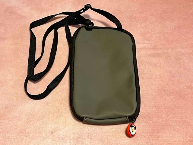 『GLOW（グロー）3月号』背面はシンプルな無地