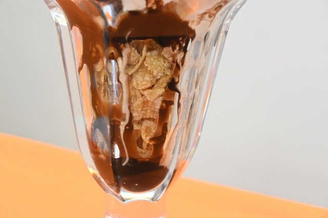 【サンマルクカフェ】「クッキー&クリームパフェwithハーゲンダッツ」の下のほうはサクサクのフレーク