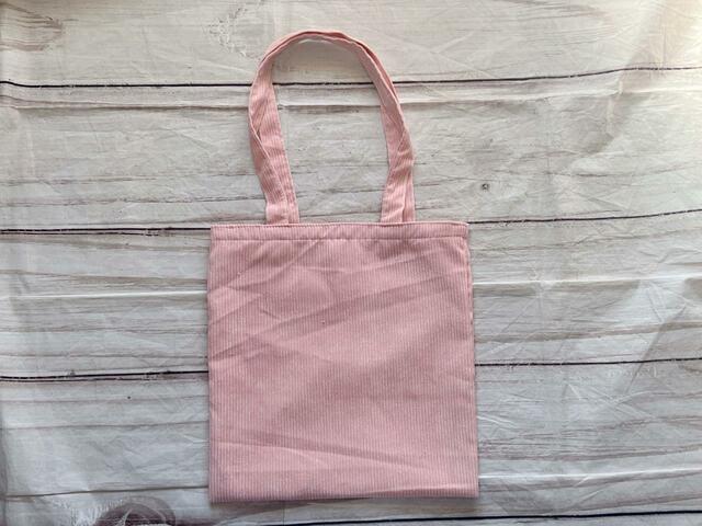 バックは装飾がないシンプルなデザイン