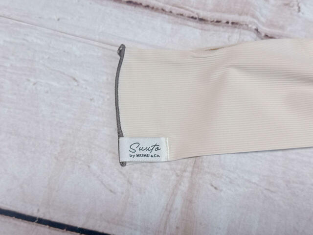 袖口に「Suuto」のロゴタグ付き