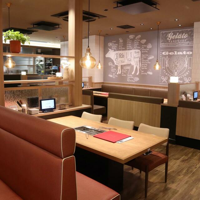 「プレミアムカルビ店内」【厳選されたお肉や18種類の自家製ジェラートが食べ放題！プレミアムカルビ全店で「焼肉食べ放題コース」が過去最大級の割引率に！】