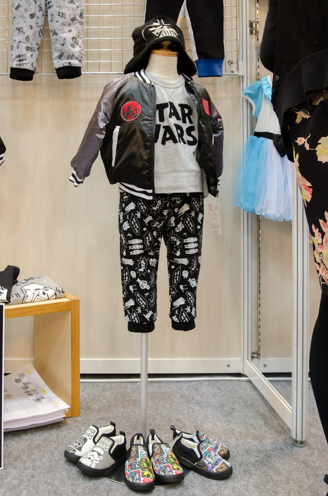 黒やグレーでかっこよくまとめたスター・ウォーズ柄。