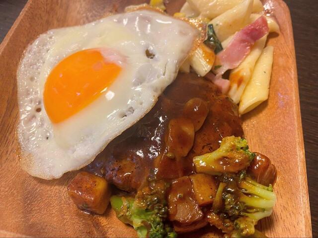 【ヤオコー デミグラスソースハンバーグセット】目玉焼きをのせたアレンジ
