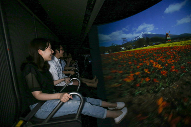 富士急ハイランド「富士飛行社」