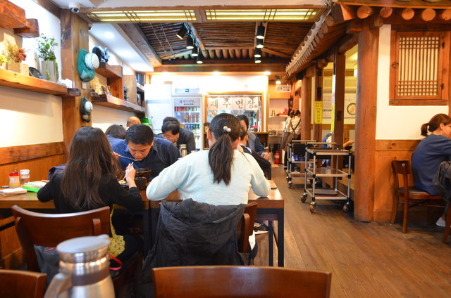 伝統茶室や韓定食の店のような落ち着きがある『チェジュ・ミョンジャン』の店内