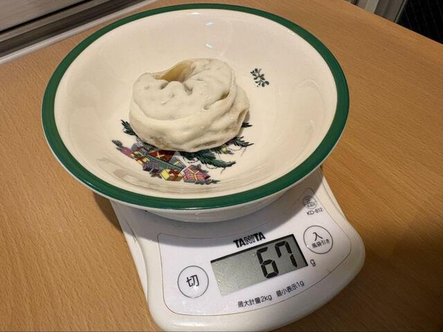 【ロピア 韓国王マンドゥ 海老の王様】1個量ってみると67g、一般的な餃子とは一線を画すサイズ感でした!