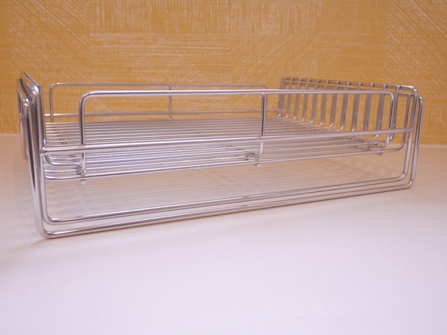 【ベルメゾン 半分に分割して収納できるステンレス水切りかご】錆びにくいステンレス製！