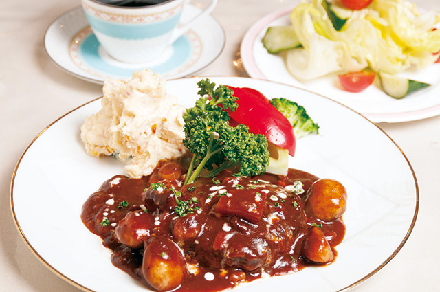 ジジ＆ババ　ランチセット（ライス・サラダ・ドリンク付） 1080円　「牛肉だけのハンバーグ　チーズ風味デミグラソース仕立て」。ライスなどが付く。