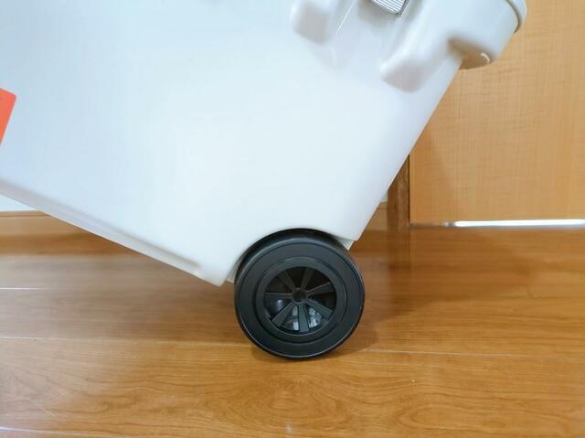 【アイリスオーヤマ HUGEL 真空断熱クーラーボックス60L】キャスターは右サイドのみの片輪タイプなので、クーラーボックスを置けば転がる心配はありません