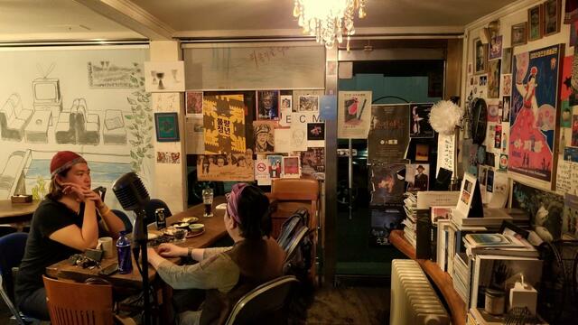 安国洞にあった「文化空間アリラン」の旧店舗。後ろ姿の女将が座っているテーブル席で、映画『ソニはご機嫌ななめ』のイ・ソンギュン、チョン・ユミ、チョン・ジェヨンが飲むシーンが撮影された