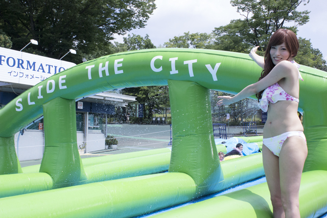 スライドザシティーに参加した水着美女たち
