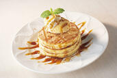 【デニーズのおすすめメニューランキング 6位】「キャラメルハニーパンケーキ」638円（税込）