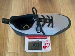 【ワークマン　ディアライト防水シューズ】24.5cmサイズ・片足で約292g（実測値）。履いてみると全く気にならない重さです