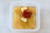 【フレッシュトマトとベーコンのパスタ】調味料を入れ、箸で混ぜます