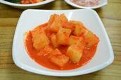 白いスープ系の食べ物には欠かせないカクトゥギ(大根の角切りキムチ)