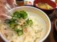 【すき家　牛まぜのっけ朝食】まずはオクラとかつぶしをご飯に乗せます