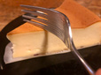 【ドトールコーヒー ベイクドチーズケーキ】しっとりした食感がフォーク越しに伝わってきます