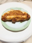 【セブン-イレブン　お店で焼いたサクサククロワッサン 】クロワッサンの裏側です。しっかりと焼き目がついています