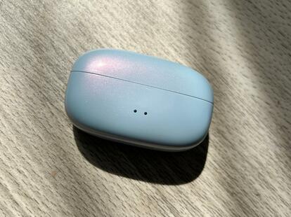 アクセ感覚なビクター「イヤーカフ型イヤホン」新色が秋コーデの主役級