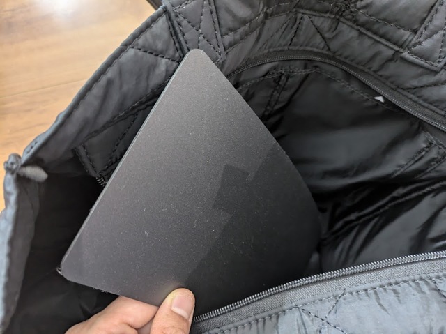 【GLOBAL WORK 推しごとキルティングトート】底には硬めの底板が入っているので荷物を安定させやすいです