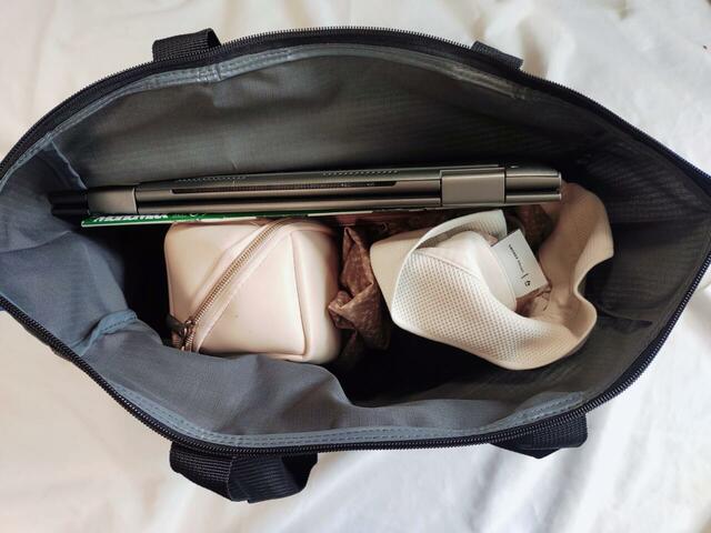 13.5インチのPC、雑誌、ポーチもすっぽり