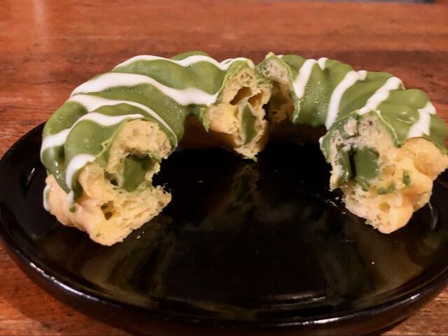 【ファミリーマート　濃い宇治抹茶のフレンチクルーラー】フレンチクルーラーの中にはたっぷり抹茶クリームが詰まっています