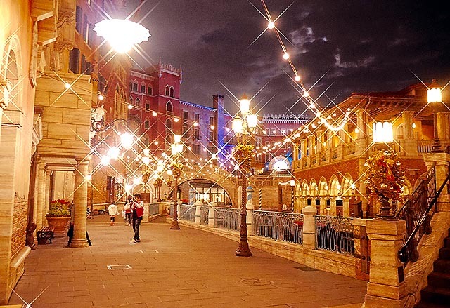 穏やかな時間が流れるヴェネチアの運河。人通りの少なくなる夜遅めの時間が落ち着きます。©Disney