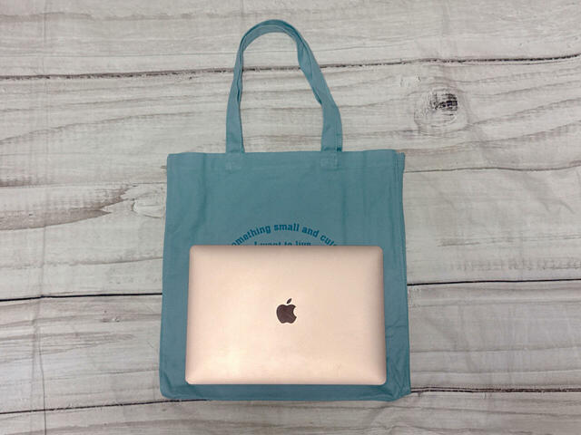 MacBook Airもラクラク収納できるサイズ感