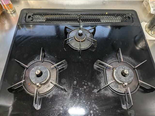 【掃除前】頑固な焦げ付きが取れなかったガスコンロが…