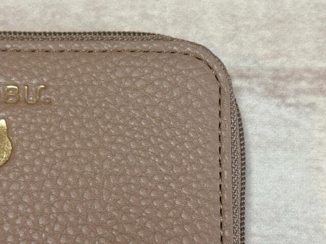 素材は合成皮革。シボ感のあるリッチなレザー調の生地です。モカっぽいベージュカラーが大人かわいい！