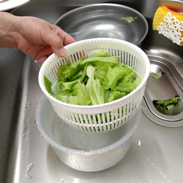 【ニトリ 1台10役スライサーセット スピナータイプ】スピナーで高速水切りが可能です!