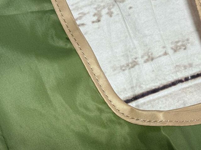 持ち手はベージュカラーのパイピング付き