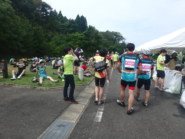 ツール・ド・東北2015/急坂を登った先にある神割崎エイドは、休憩する出場者で溢れていた