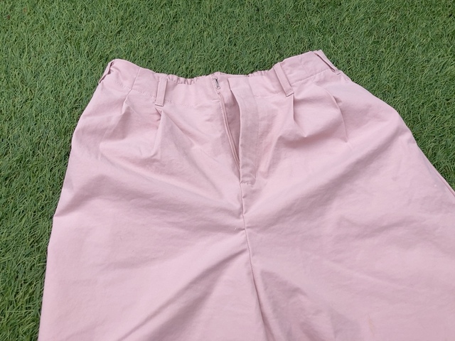 【AMERICAN HOLIC パラシュートパンツ】ウエストは後ろがゴム仕様なので、締めつけ感なくラクに穿けます♪