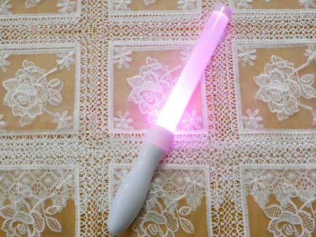 【サンキューマート】15色に光るペンライト：429円（税込）