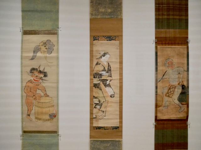 右：《提灯釣鐘》日本民藝館蔵（浅井忠→柳宗悦）中央：《太夫》静岡市芹沢銈介美術館蔵（浅井忠→中井浩水→山内神斧→芹沢銈介）左：《鬼の行水》星野画像蔵（浅井忠→澤部キヨ五郎）